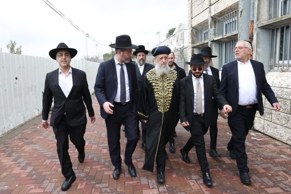 גלריה: הראשון לציון חילק פירות לילדי החינוך העצמאי