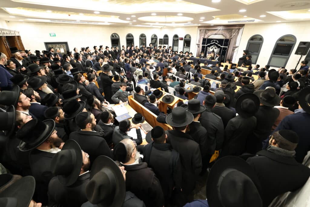 המונים בשיעורו של הראשל"צ הרב יצחק יוסף שליט"א • צפו