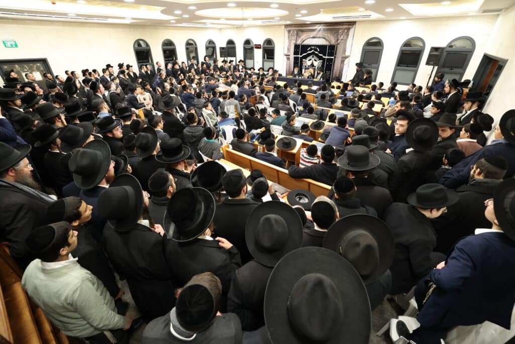 המונים בשיעורו של הראשל"צ הרב יצחק יוסף שליט"א • צפו