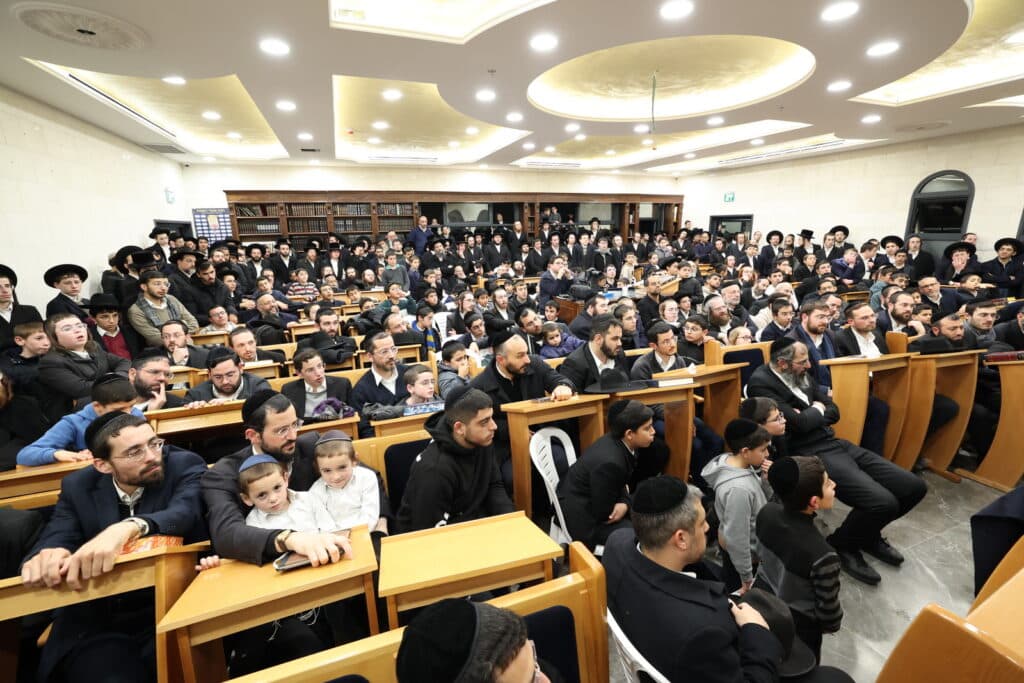 המונים בשיעורו של הראשל"צ הרב יצחק יוסף שליט"א • צפו