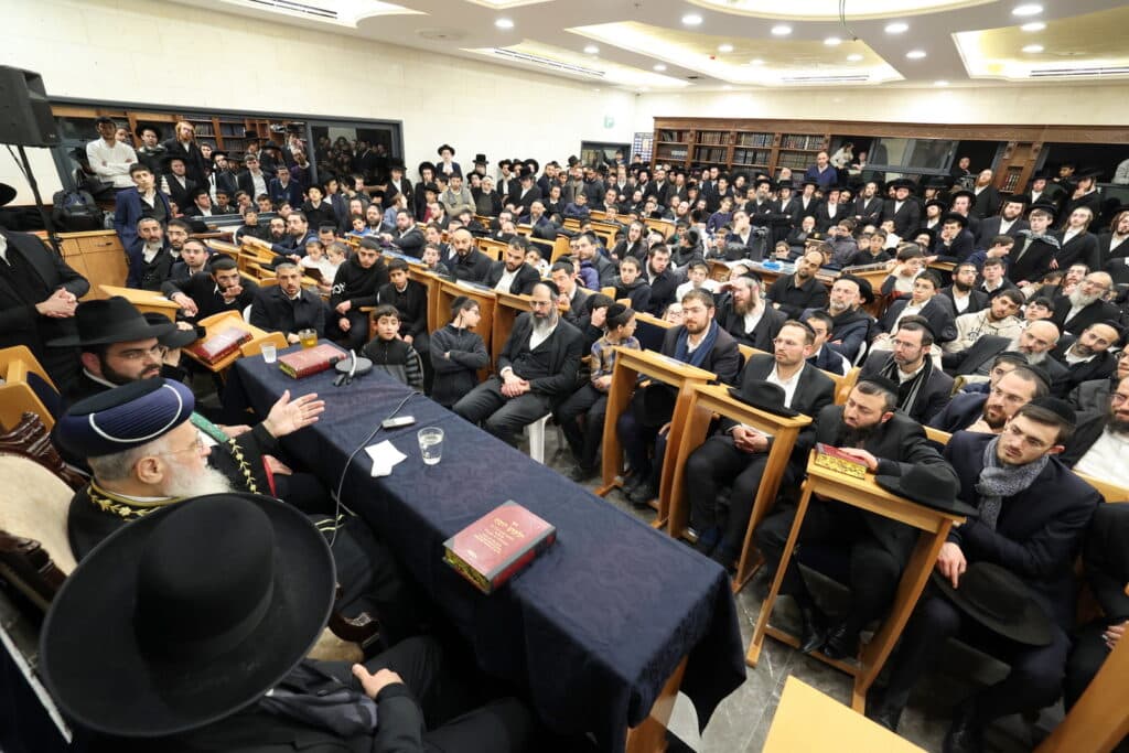 המונים בשיעורו של הראשל"צ הרב יצחק יוסף שליט"א • צפו