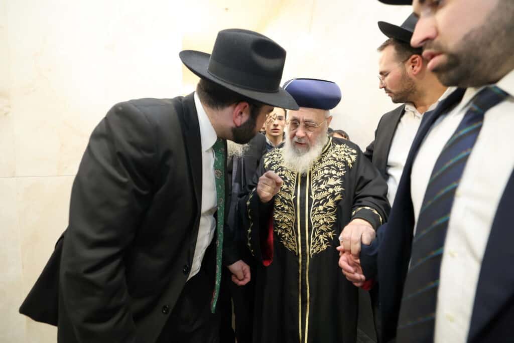 המונים בשיעורו של הראשל"צ הרב יצחק יוסף שליט"א • צפו