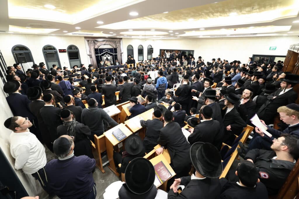 המונים בשיעורו של הראשל"צ הרב יצחק יוסף שליט"א • צפו