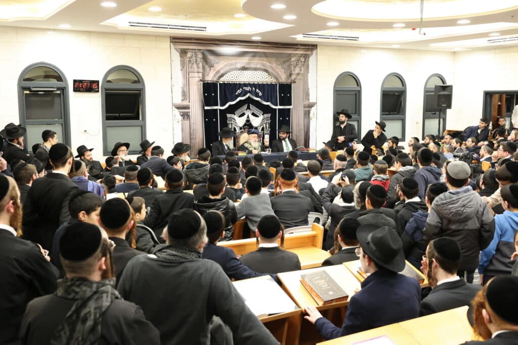 המונים בשיעורו של הראשל"צ הרב יצחק יוסף שליט"א • צפו