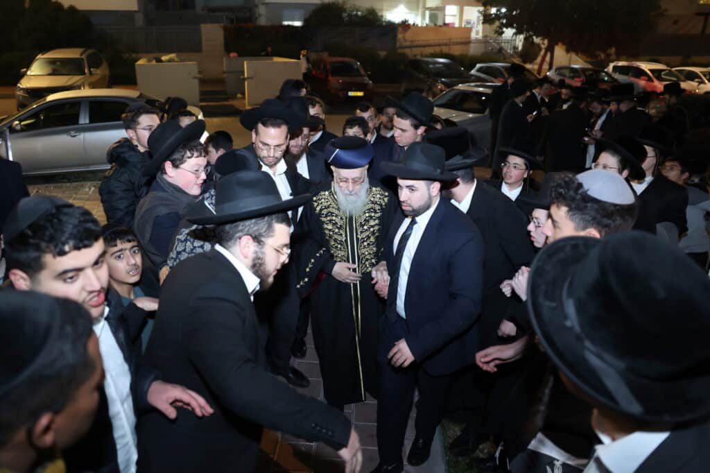 המונים בשיעורו של הראשל"צ הרב יצחק יוסף שליט"א • צפו