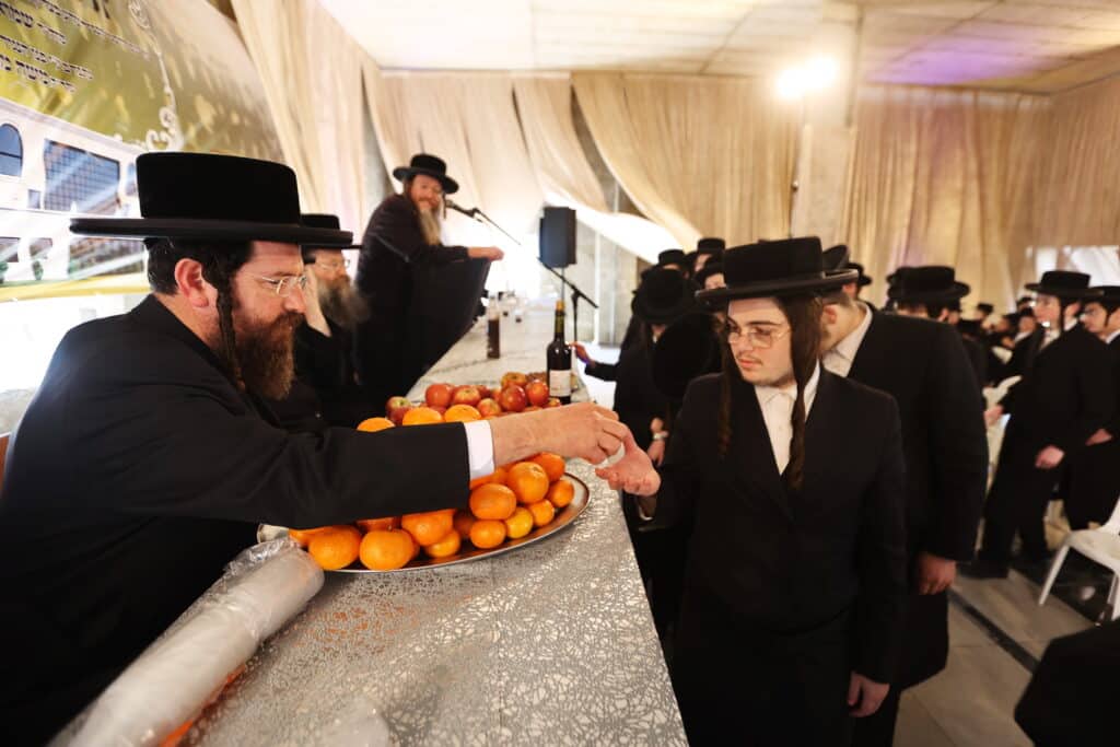 המקובל הירושלמי ערך טיש לתלמידי הת"ת והישיבה שבנשיאותו