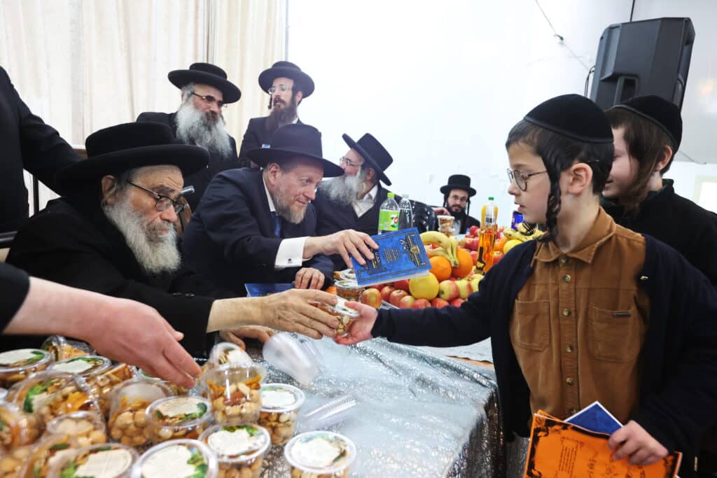 המקובל הירושלמי ערך טיש לתלמידי הת"ת והישיבה שבנשיאותו