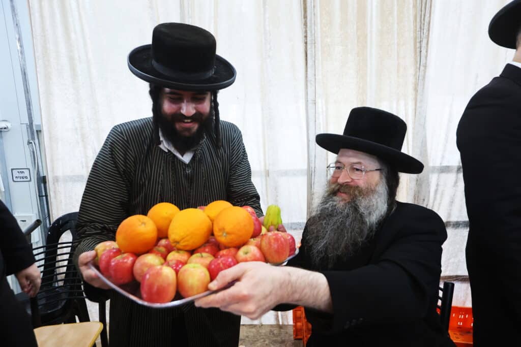 המקובל הירושלמי ערך טיש לתלמידי הת"ת והישיבה שבנשיאותו