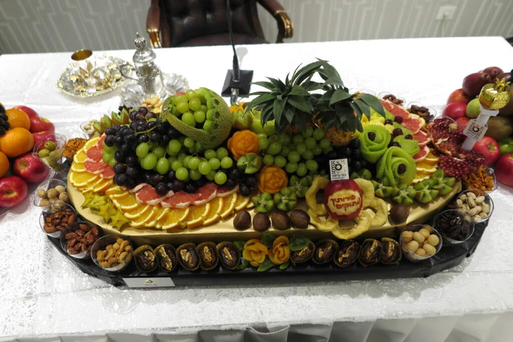 פֵּרוֹתֶיךָ מְתוּקִים: ט''ו בשבט אצל זקן רבני ברסלב הגרי"מ שכטר