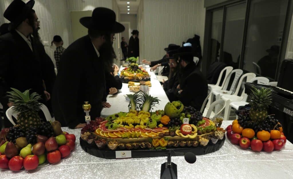 פֵּרוֹתֶיךָ מְתוּקִים: ט''ו בשבט אצל זקן רבני ברסלב הגרי"מ שכטר