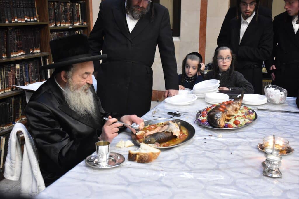 בליל ז' שבט: האדמו"ר מלעלוב ערך טיש יארצייט