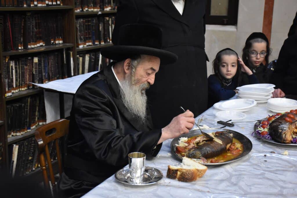 בליל ז' שבט: האדמו"ר מלעלוב ערך טיש יארצייט