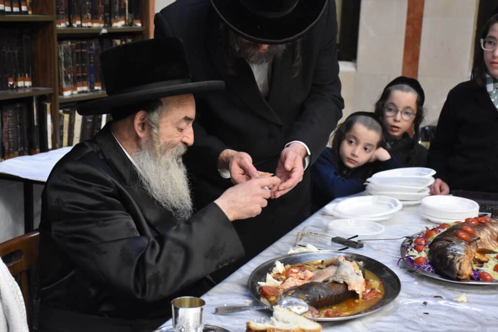 בליל ז' שבט: האדמו"ר מלעלוב ערך טיש יארצייט