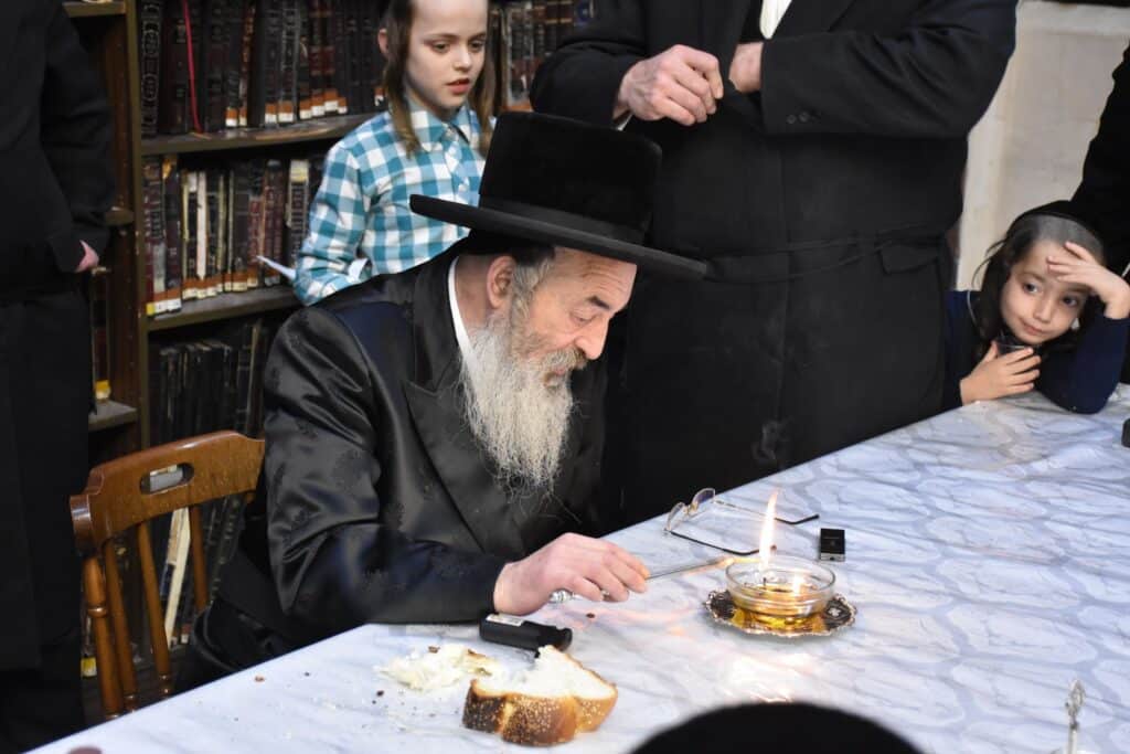 בליל ז' שבט: האדמו"ר מלעלוב ערך טיש יארצייט