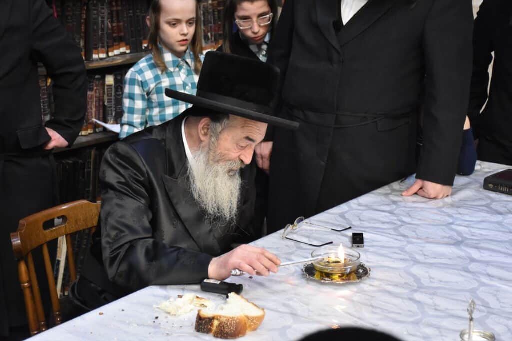 בליל ז' שבט: האדמו"ר מלעלוב ערך טיש יארצייט