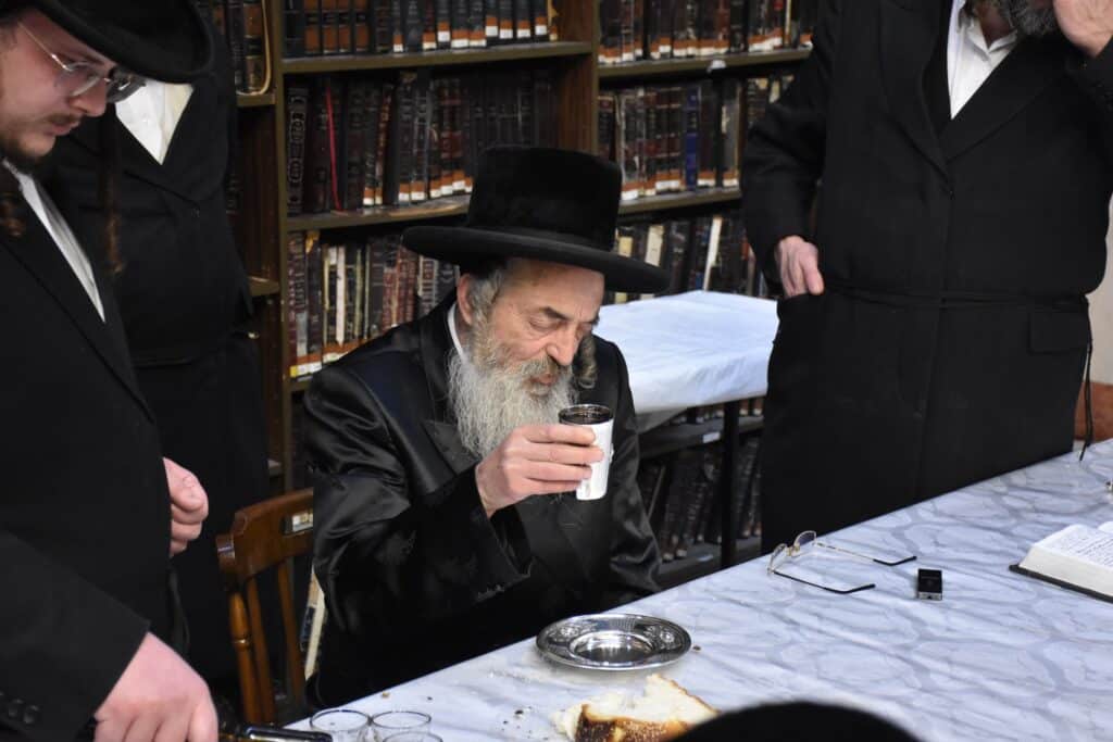 בליל ז' שבט: האדמו"ר מלעלוב ערך טיש יארצייט