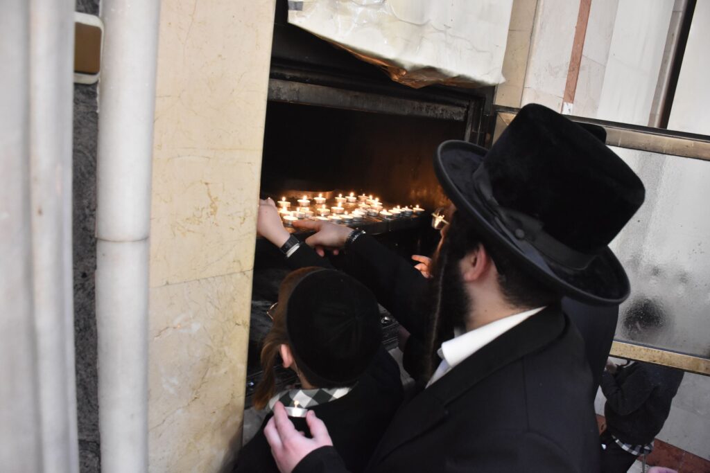 בליל ז' שבט: האדמו"ר מלעלוב ערך טיש יארצייט