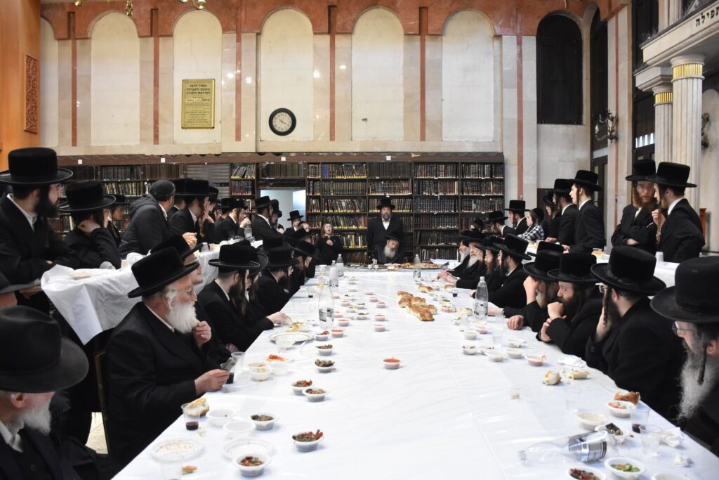 בליל ז' שבט: האדמו"ר מלעלוב ערך טיש יארצייט