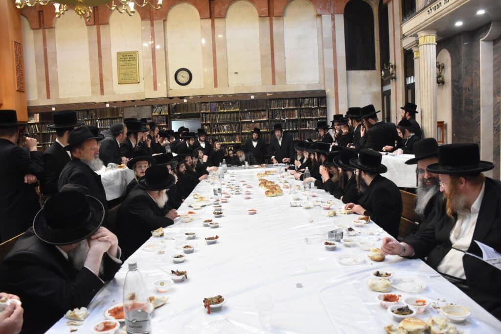 בליל ז' שבט: האדמו"ר מלעלוב ערך טיש יארצייט