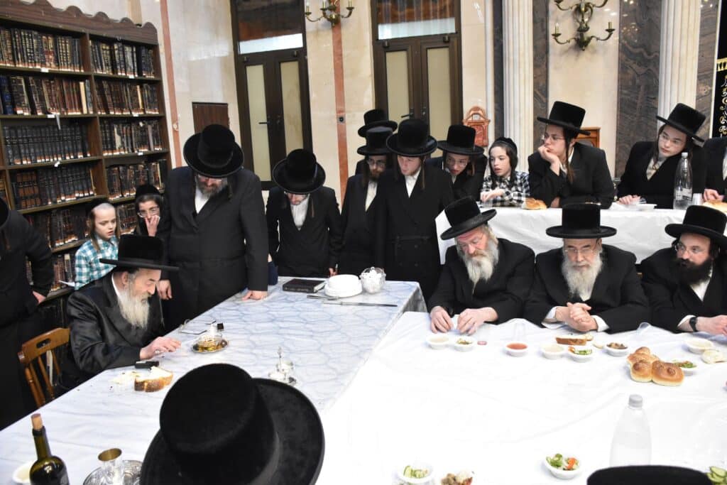 בליל ז' שבט: האדמו"ר מלעלוב ערך טיש יארצייט