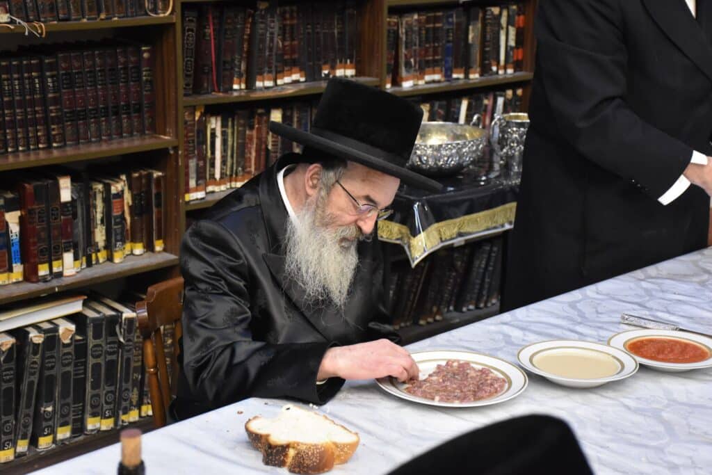 בליל ז' שבט: האדמו"ר מלעלוב ערך טיש יארצייט