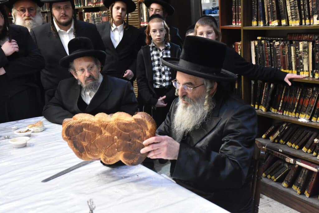 בליל ז' שבט: האדמו"ר מלעלוב ערך טיש יארצייט