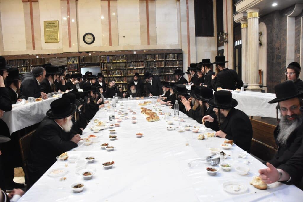 בליל ז' שבט: האדמו"ר מלעלוב ערך טיש יארצייט