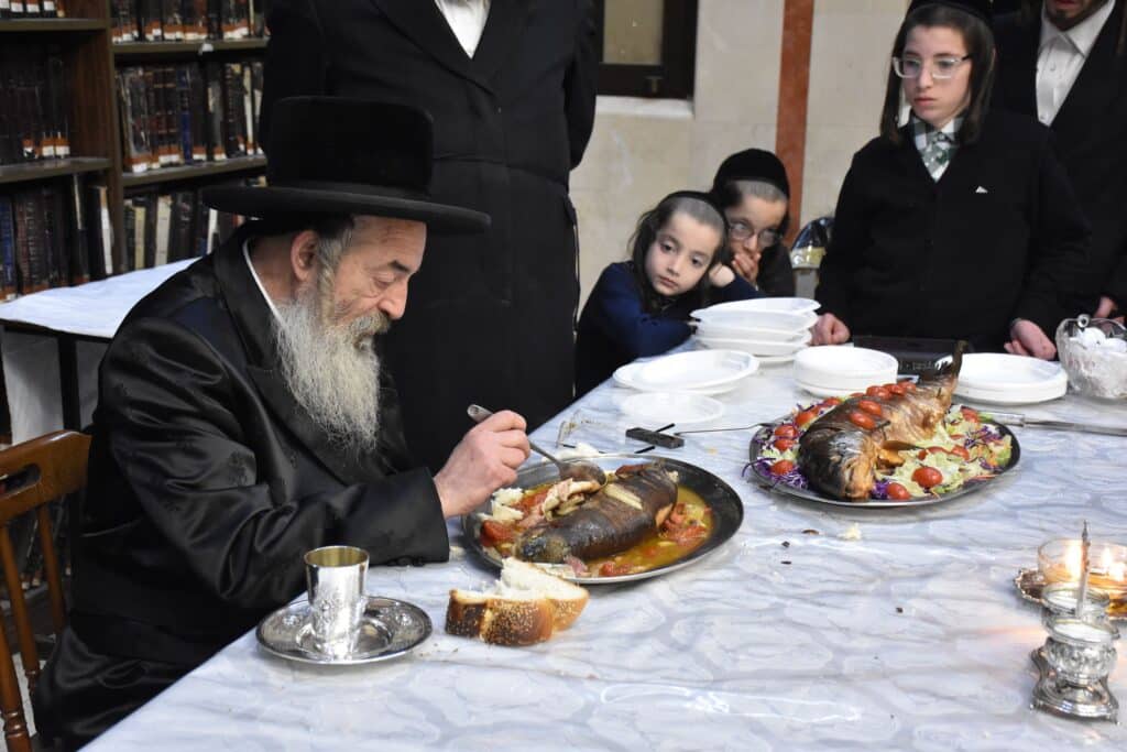 בליל ז' שבט: האדמו"ר מלעלוב ערך טיש יארצייט
