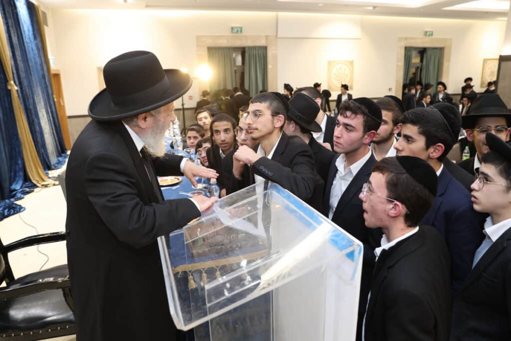 "זו הדרך לנצח את המלחמה": כ-800 בחורים כתבו חבורות בעיון "זו הדרך לנצח את המלחמה": כ-800 בחורים כתבו חבורות בעיון