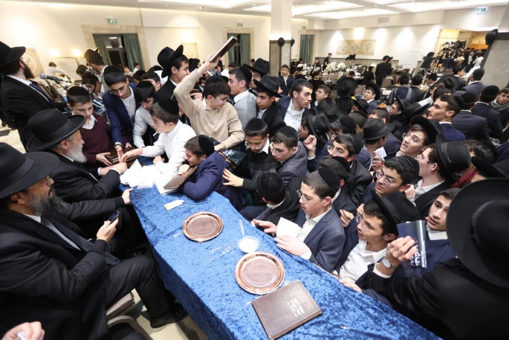 "זו הדרך לנצח את המלחמה": כ-800 בחורים כתבו חבורות בעיון "זו הדרך לנצח את המלחמה": כ-800 בחורים כתבו חבורות בעיון