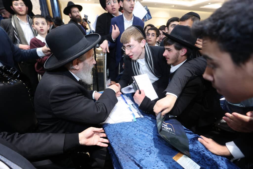 "זו הדרך לנצח את המלחמה": כ-800 בחורים כתבו חבורות בעיון "זו הדרך לנצח את המלחמה": כ-800 בחורים כתבו חבורות בעיון