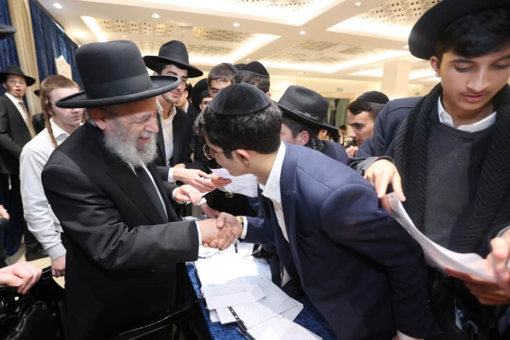 "זו הדרך לנצח את המלחמה": כ-800 בחורים כתבו חבורות בעיון "זו הדרך לנצח את המלחמה": כ-800 בחורים כתבו חבורות בעיון