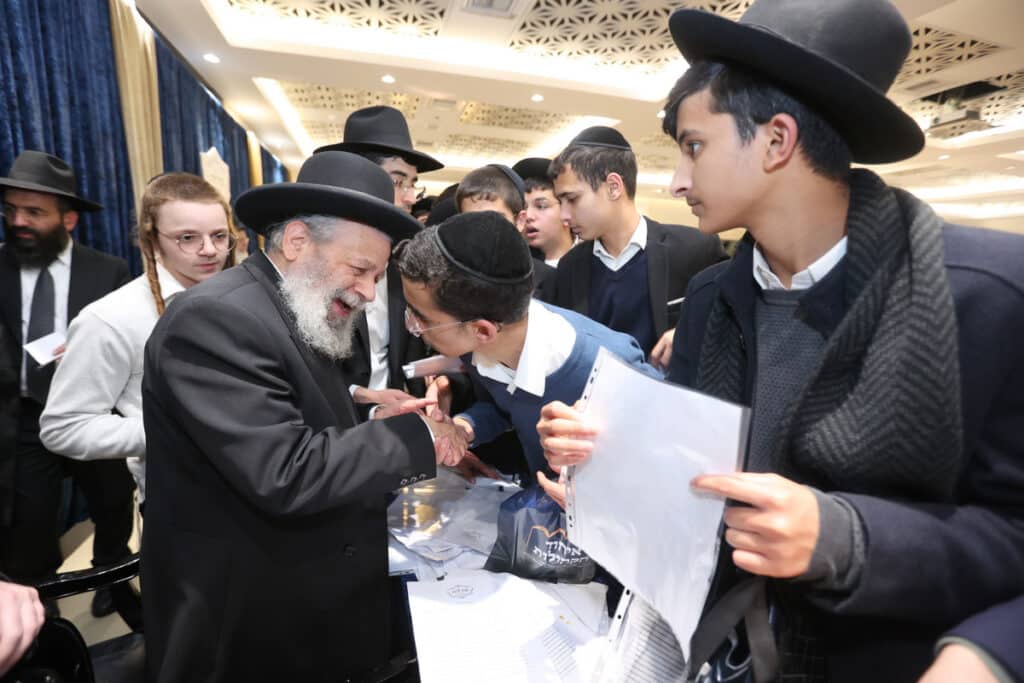 "זו הדרך לנצח את המלחמה": כ-800 בחורים כתבו חבורות בעיון "זו הדרך לנצח את המלחמה": כ-800 בחורים כתבו חבורות בעיון