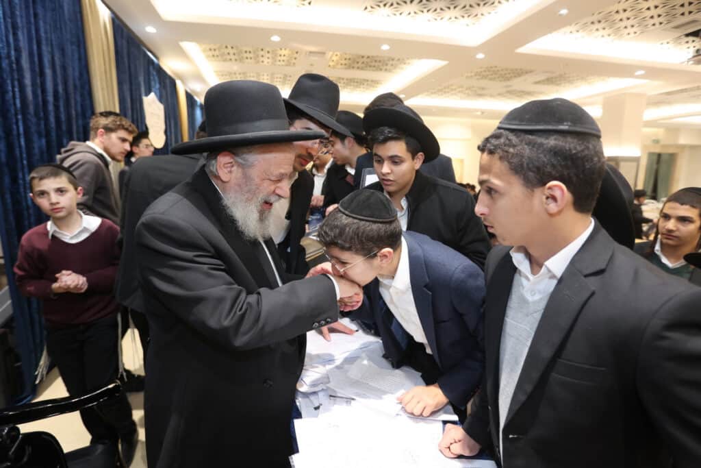 "זו הדרך לנצח את המלחמה": כ-800 בחורים כתבו חבורות בעיון "זו הדרך לנצח את המלחמה": כ-800 בחורים כתבו חבורות בעיון