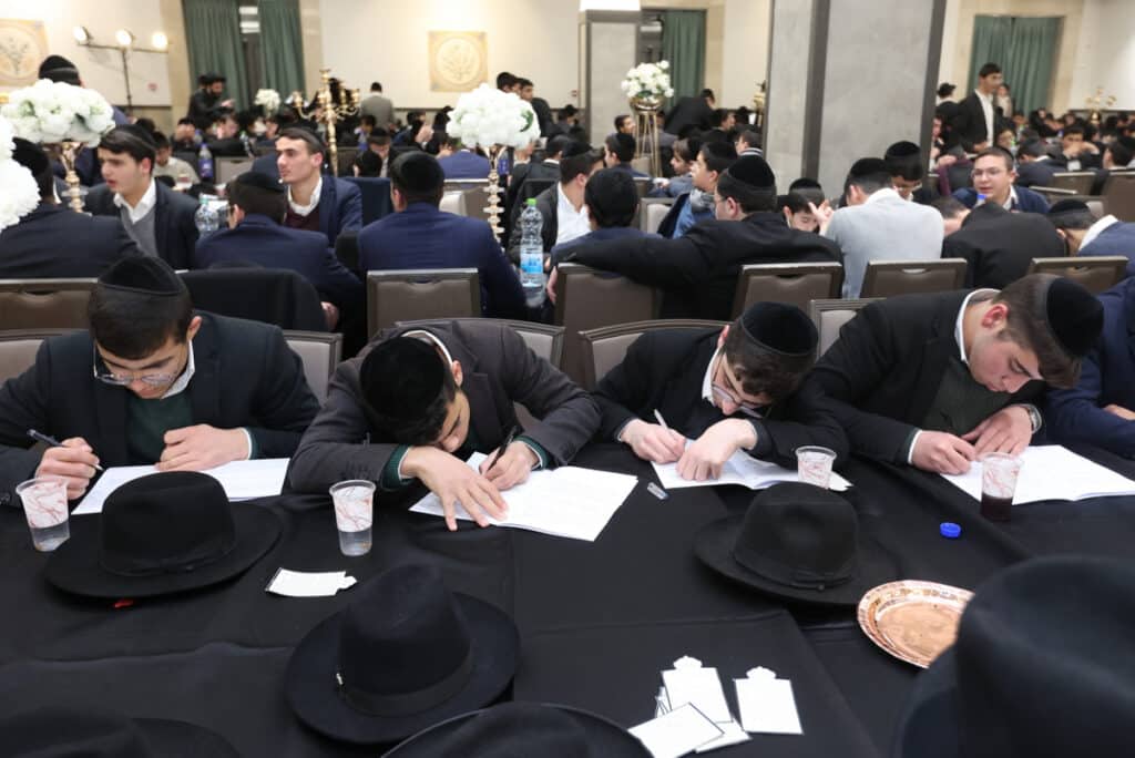 "זו הדרך לנצח את המלחמה": כ-800 בחורים כתבו חבורות בעיון "זו הדרך לנצח את המלחמה": כ-800 בחורים כתבו חבורות בעיון