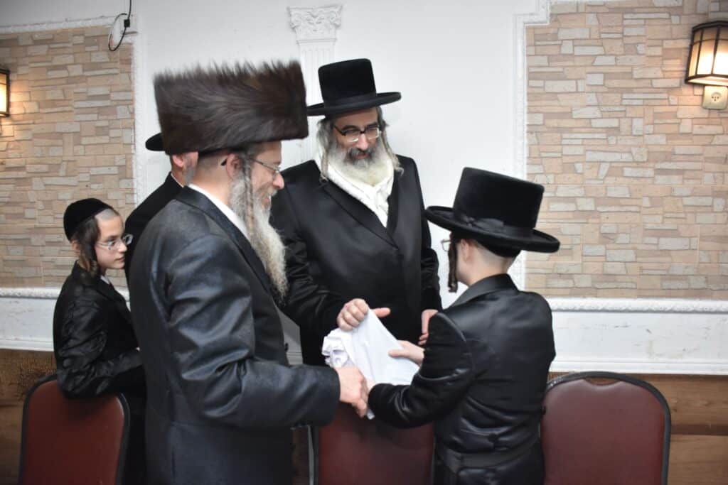 גלריה: שמחת בר המצווה לבן אדמו"ר מנדבורנה אראד מב"ב