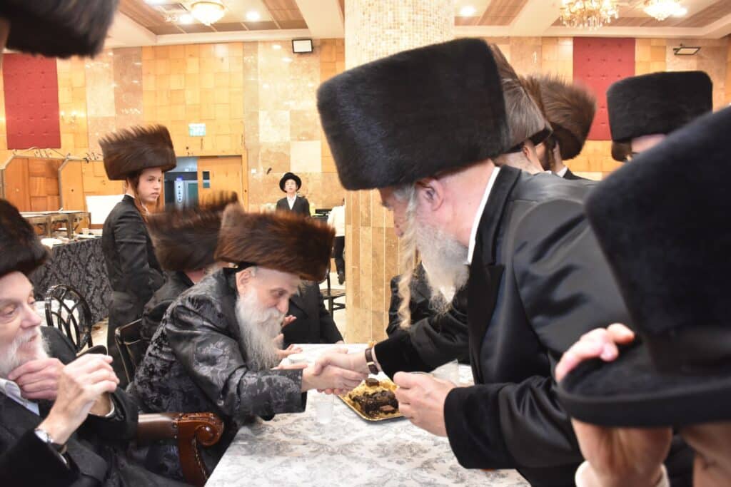במעמד אדמו"רים ורבנים: האדמו"ר מאשלג השיא את נכדו
