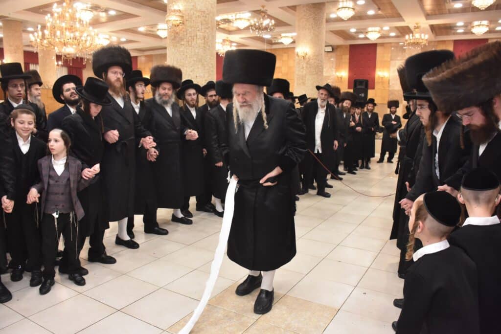 במעמד אדמו"רים ורבנים: האדמו"ר מאשלג השיא את נכדו