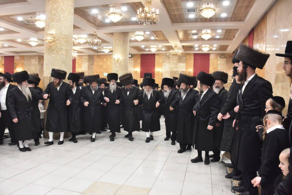 במעמד אדמו"רים ורבנים: האדמו"ר מאשלג השיא את נכדו