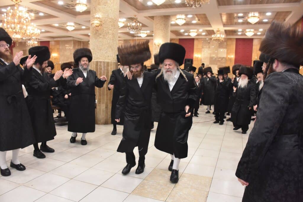 במעמד אדמו"רים ורבנים: האדמו"ר מאשלג השיא את נכדו