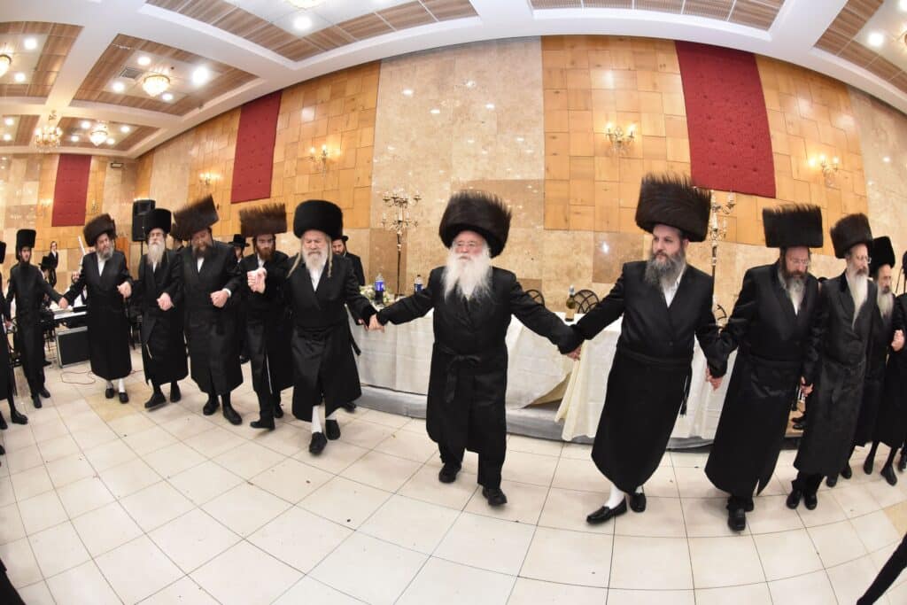 במעמד אדמו"רים ורבנים: האדמו"ר מאשלג השיא את נכדו