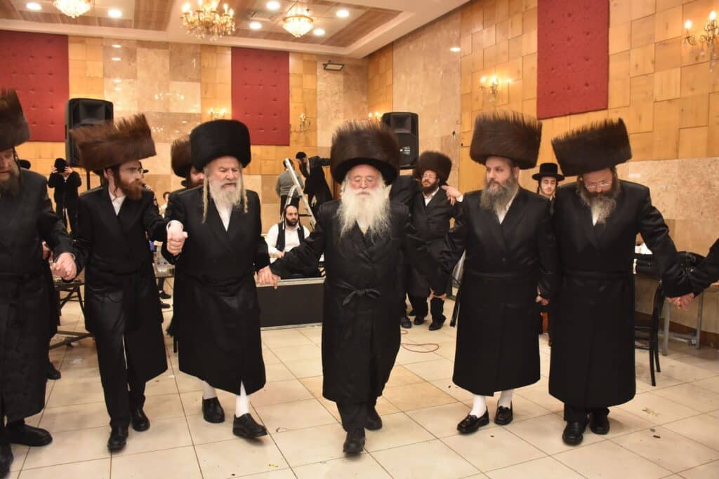 במעמד אדמו"רים ורבנים: האדמו"ר מאשלג השיא את נכדו