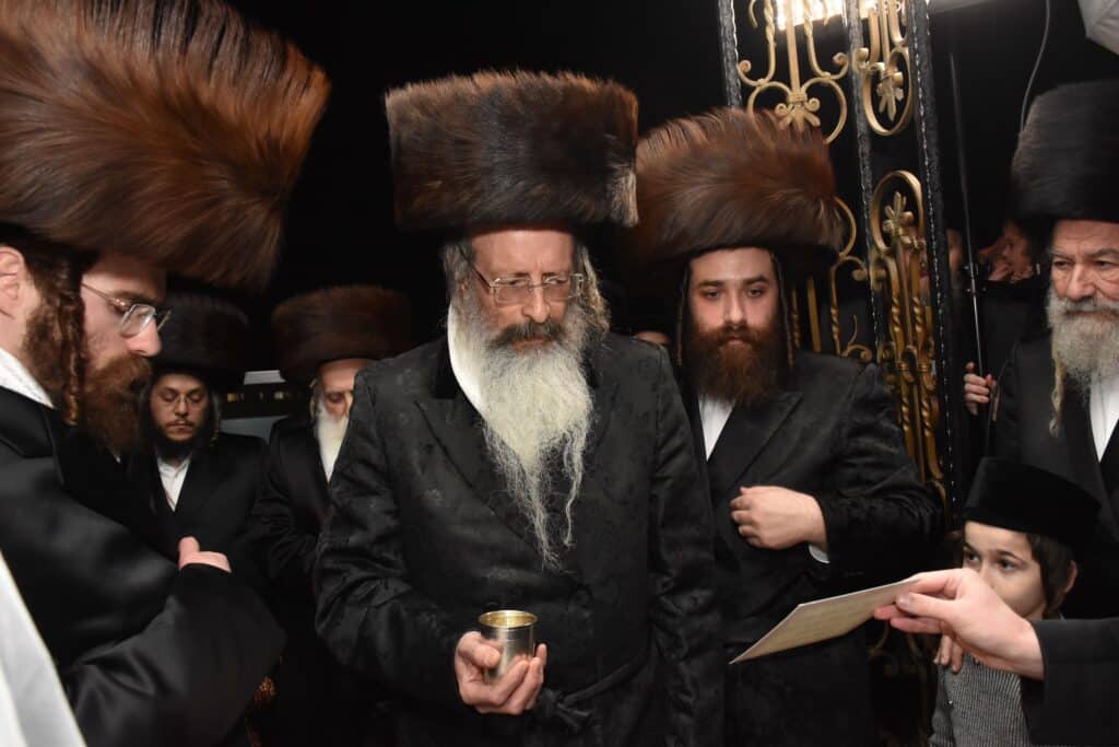 במעמד אדמו"רים ורבנים: האדמו"ר מאשלג השיא את נכדו
