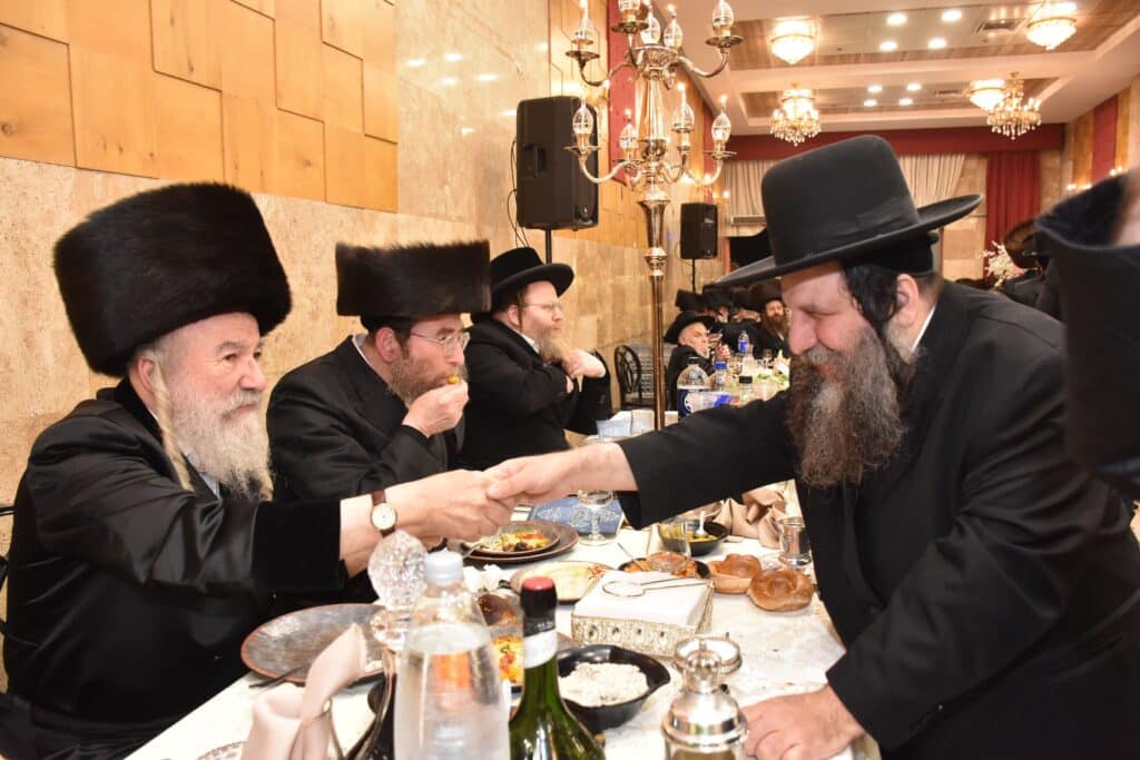 במעמד אדמו"רים ורבנים: האדמו"ר מאשלג השיא את נכדו