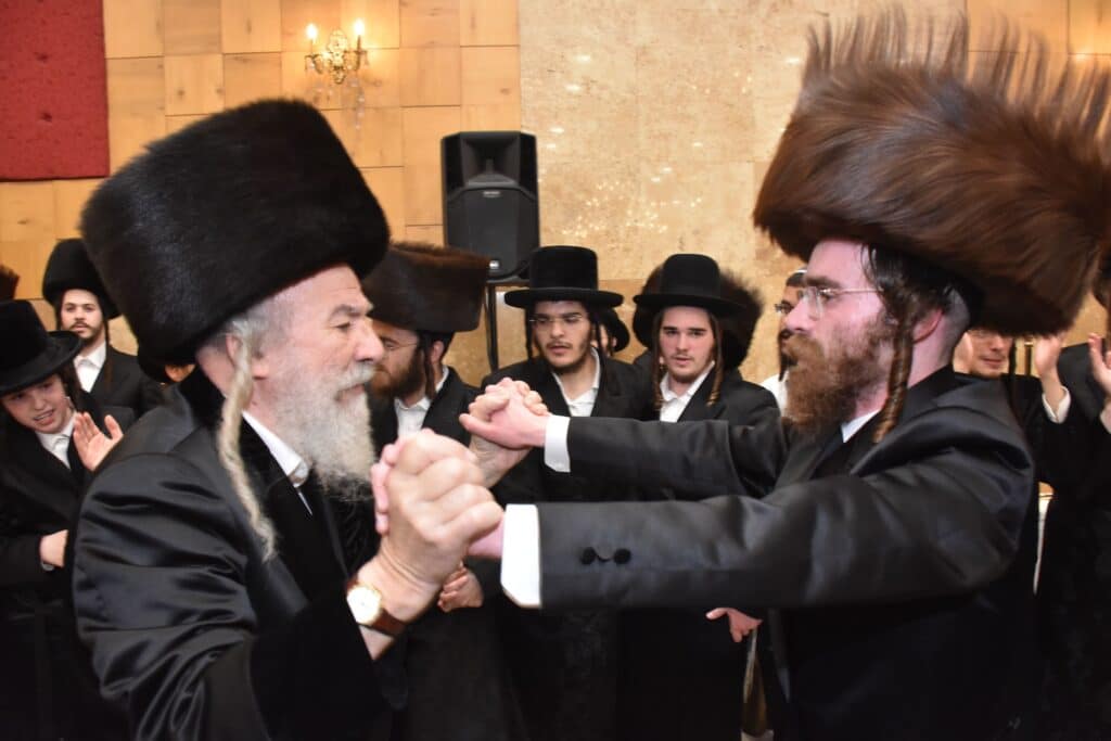 במעמד אדמו"רים ורבנים: האדמו"ר מאשלג השיא את נכדו