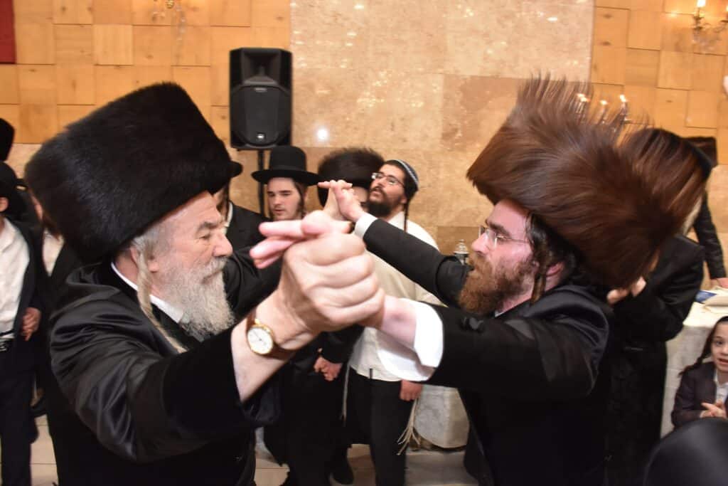 במעמד אדמו"רים ורבנים: האדמו"ר מאשלג השיא את נכדו