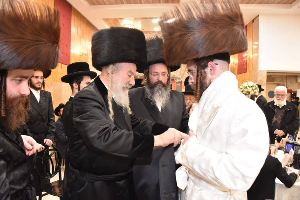 במעמד אדמו"רים ורבנים: האדמו"ר מאשלג השיא את נכדו