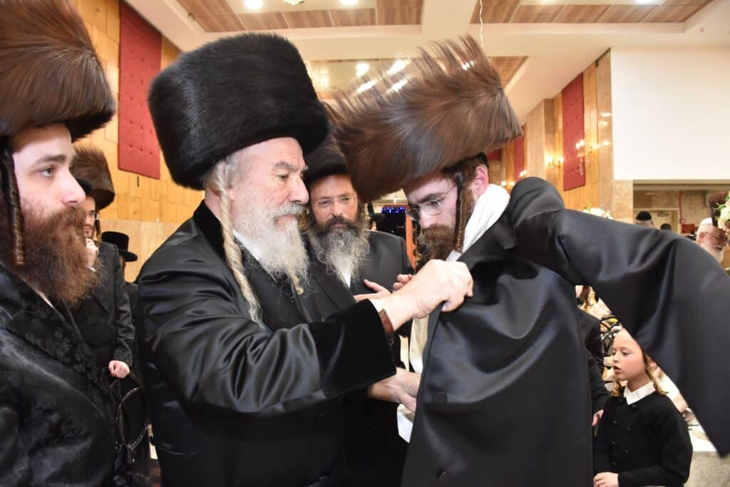 במעמד אדמו"רים ורבנים: האדמו"ר מאשלג השיא את נכדו