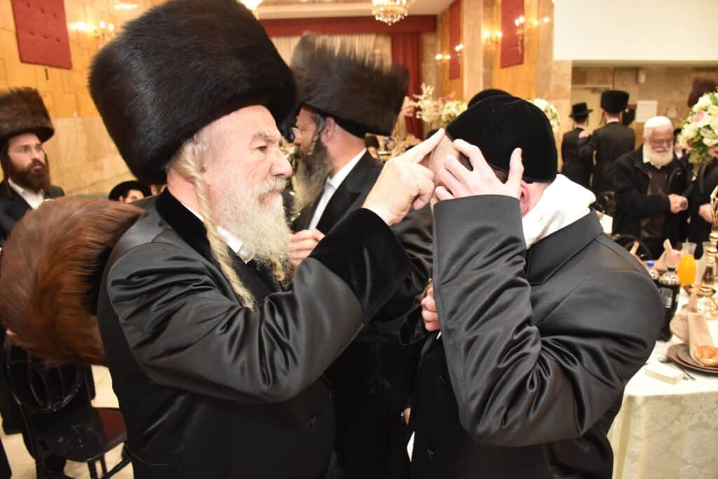 במעמד אדמו"רים ורבנים: האדמו"ר מאשלג השיא את נכדו