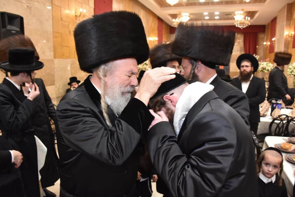 במעמד אדמו"רים ורבנים: האדמו"ר מאשלג השיא את נכדו